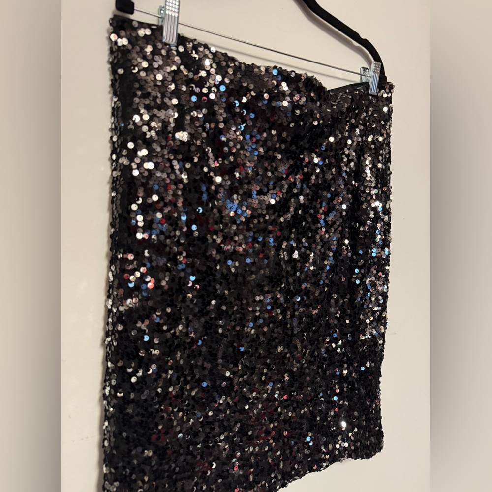 Gorgeous H&M sequined pencil skirt. Stretchy fabric, elastic waist, pull-on. XL